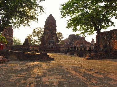 Wat Mahathat Büyük Kalıntı Tapınağı, Tayland 'ın orta kesiminde, Ayutthaya' da bir Budist tapınağıdır..