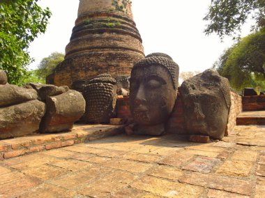 Wat Ratchaburana, Phra Nakhon Si Ayutthaya Tarih Parkında bir tapınaktır. Tapınağın baş tapınağı şehrin en iyi tapınaklarından biridir. Ayutthaya Adası 'nda yer almaktadır..