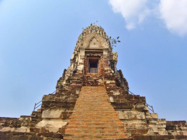 Wat Ratchaburana, Phra Nakhon Si Ayutthaya Tarih Parkında bir tapınaktır. Tapınağın baş tapınağı şehrin en iyi tapınaklarından biridir. Ayutthaya Adası 'nda yer almaktadır..