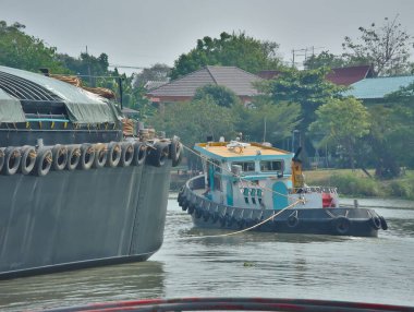 Çekici tekneleri nehirde büyük tankerleri çekerdi..