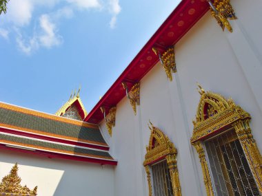 Wat Phra Chetuphon (Wat Pho), Zümrüt Buda tapınağının arkasında yer almaktadır.. 