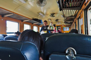 AYTTHAYA THAILAND - 28 Şubat 2019 Ayutthaya Tren İstasyonu Phra Nakhon Si Ayutthaya Tren İstasyonu Bina 1921 yılında Kral V. Rama döneminde yeniden inşa edilmiştir..