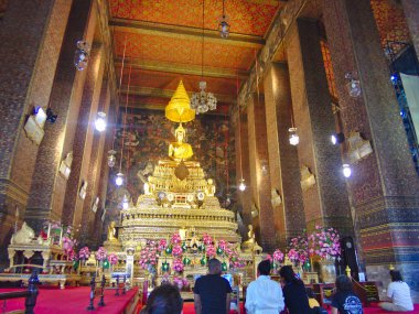 Wat Phra Chetuphon Vimolmangkalaram Tapınağı veya (Wat Pho) BANGKOK THAILAND-15 Şubat 2019Birçok turist seyahat ediyor. Çoğu turist olmak üzere birçok milletten insanlar var..
