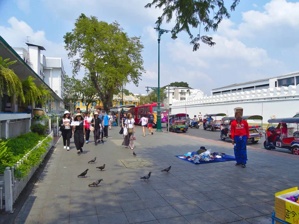 2019年2月15日观光客们在这一地区走来走去 发现许多人在这一地区都是红色的 2019年2月15日在曼谷 — 图库照片