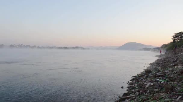 Paysage Mékong Matin Avec Brouillard Flottant Surface Eau Des Montagnes — Video