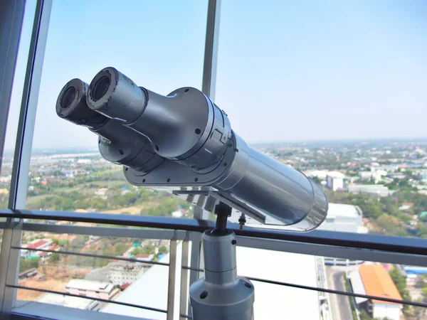 Velký Dalekohled Lze Použít Pro Prohlížení Pohledů Vysoké Budovy — Stock fotografie