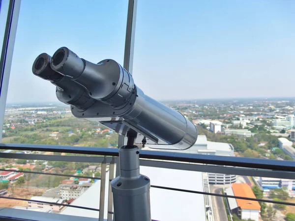 Große Ferngläser Können Zum Betrachten Hoher Gebäude Verwendet Werden — Stockfoto