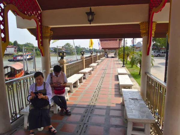 ワット ファン チョン寺院 Ayutthaya 2019年3月01日水辺に降りて川の魚に食べ物を与えることがメリット — ストック写真