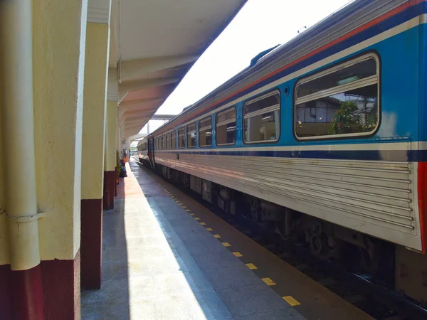 Nakhon Ratchasima Gare Mars 2019 Les Passagers Voyageant Train Arrivent — Photo
