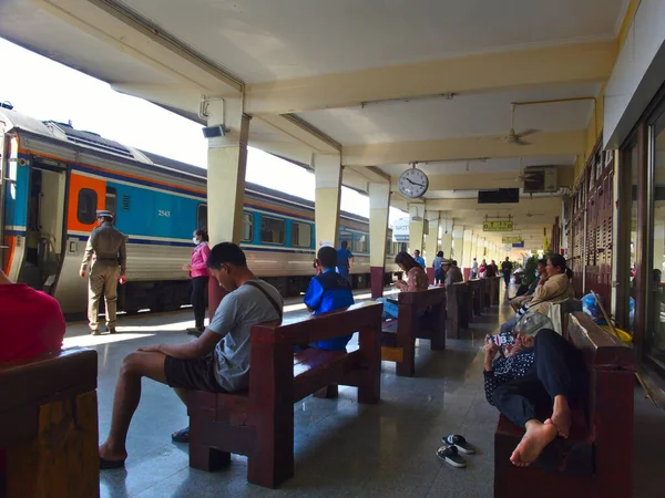 Nakhon Ratchasima Gare Mars 2019 Les Passagers Voyageant Train Arrivent — Photo