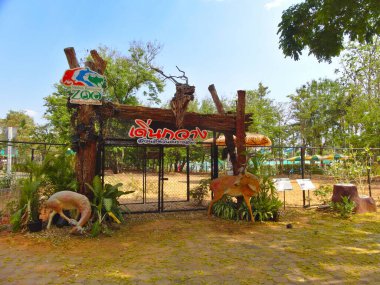Nakhon Ratchasima Hayvanat Bahçesi Nakhon Ratchasima THAILAND-09 Mart 2019Turistler bisiklet ya da golf arabası kiraladı ve Nakhon Ratchasima THAILAND-09 Mart 2019 'ta tüm yolu yürümek için yürüdü..