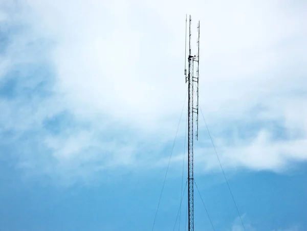 Trasmettitore Radio Colonna Alta Sullo Sfondo Cielo — Foto Stock