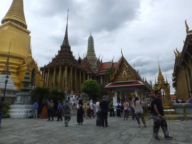 Zümrüt BuddhabANGKOK 'un Wat Phra Kaew Tapınağı THAILAND-08 HAZİRAN 2019 Tayland' ın 2019 Tarihi. Dünyanın dört bir yanından gelen turistler BANGKOK THAILAND-08 HAZİRAN 2019.