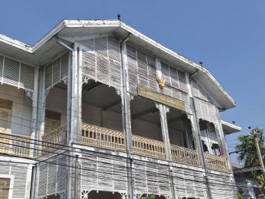 BANGKOK THAILAND-08 Nisan 2019 Nonthaburi Belediye Binası korunmuş eski bir ahşap bina..