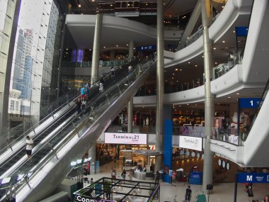 Terminal 21 AVM BANGKOK THAILAND-13 Mayıs 2019Terminal 21 Bangkok 'taki Asoke kavşağı yakınlarındaki Sukhumvit Yolu' nda bulunan bir karışık kullanım kompleksi zinciri..