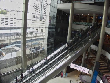 Terminal 21 AVM BANGKOK THAILAND-13 Mayıs 2019Terminal 21 Bangkok 'taki Asoke kavşağı yakınlarındaki Sukhumvit Yolu' nda bulunan bir karışık kullanım kompleksi zinciri..
