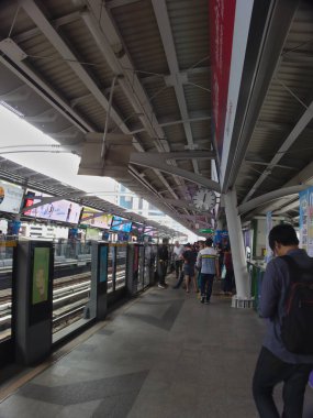 BANGKOK THAILAND-13 Mayıs 2019BTS Asoke İstasyonu. BANGKOK THAILAND-13 Mayıs 2019