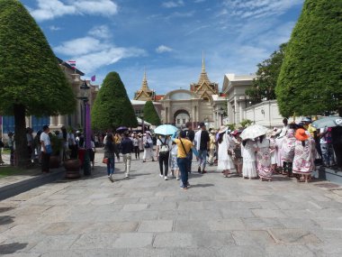 Zümrüt BuddhabANGKOK 'un Wat Phra Kaew Tapınağı THAILAND-08 HAZİRAN 2019 Tayland' ın 2019 Tarihi. Dünyanın dört bir yanından gelen turistler BANGKOK THAILAND-08 HAZİRAN 2019.
