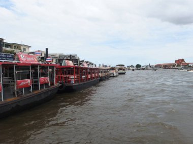 Chao Phraya Nehri BANGKOK THAILAND-08 HAZİRAN 2019 Bangkok ve gemi Chao Phraya Nehri 'nden geçiyor. BANGKOK THAILAND-08 HAZİRAN 2019.