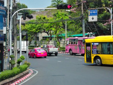 BANGKOK THAILAND-08 Nisan 2019Yommarat kavşağı Ratchadamnoen Yolu 'na gidiyor.