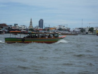 Chao Phraya Nehri BANGKOK THAILAND-08 HAZİRAN 2019 Bangkok ve gemi Chao Phraya Nehri 'nden geçiyor. BANGKOK THAILAND-08 HAZİRAN 2019.