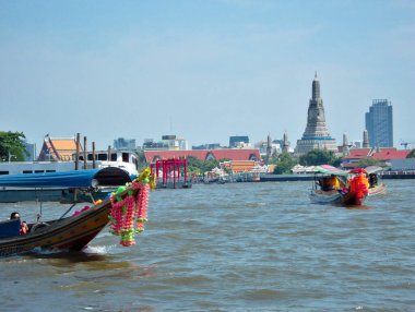 BANGKOK THAILAND-08 Nisan 2019 Chao Phraya Nehri uzun kuyruklu bir tekne çoğunlukla turistleri Wat Arun 'a götürüyor..