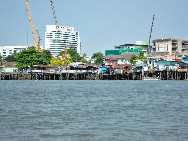 2019年4月8日Bangkok Thailand 08社区和住房正在Chao Phraya河密集建造 他们大多数是古老的社区 — 图库照片