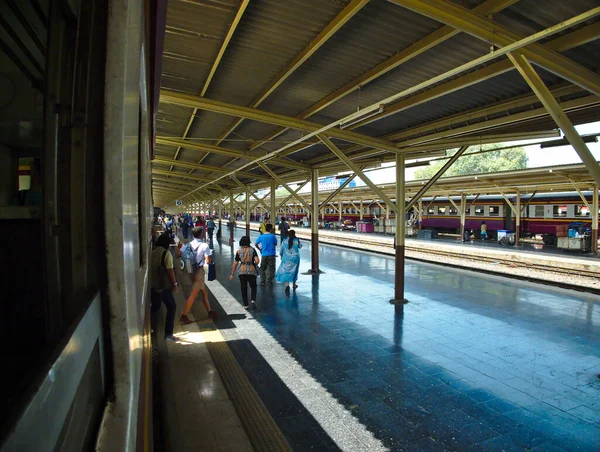 Bangkok Thailand Abril 2019Hua Lamphong Estação Ferroviária Passageiros Descem Trem — Fotografia de Stock