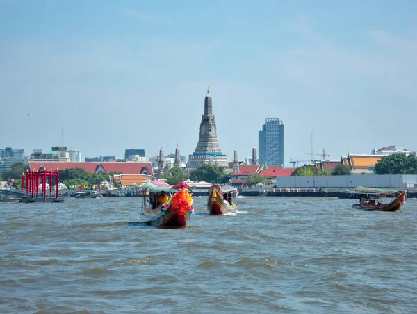 BANGKOK THAILAND-08 Nisan 2019 Chao Phraya Nehri uzun kuyruklu bir tekne çoğunlukla turistleri Wat Arun 'a götürüyor..