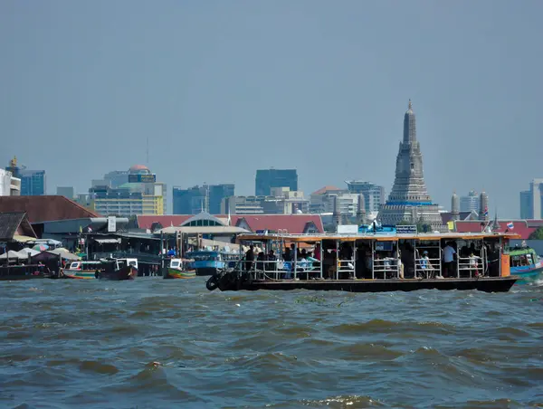Bangkok Thailand April 2019In Chao Phraya 여객선 여객선이 Wat Arun — 스톡 사진