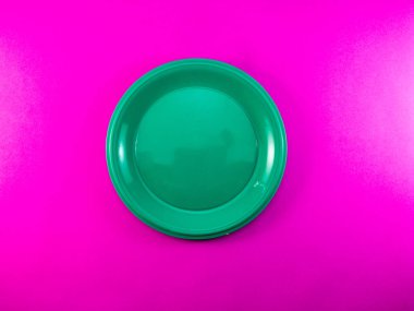 Parlak pembe arka planda yeşil bir plaka..