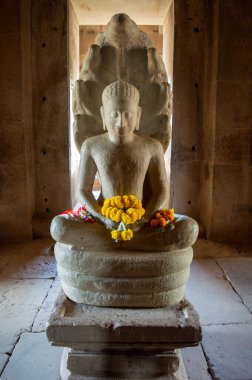 Phimai Tarih Parkı, Phimai, Khmer 'in geleneksel sanatına göre inşa edilmiştir. Phimai Prasat Hin muhtemelen 16. yüzyıl Budist dönemi olan Kral Suryavarman 1 döneminde inşa etmeye başladı..