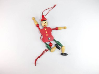 Eski tahta kukla Yeşil ve kırmızı kuklalar Beyaz arka planda.