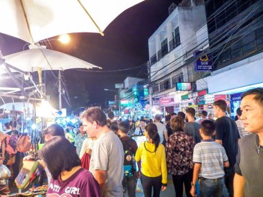 Chiang Mai Market caddesinde yürüyen Chiang Mai Tayland-15 Kasım 2016 Yürüyen Sokak Pazarı Turist kaçırmamalı. Chiang Mai Taylandlı sanatçıların şehridir. Turizm, ülkenin ana geliridir..