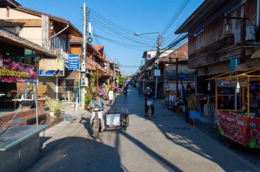 LOEI CHIANG KHAN THAILAND-07 ARALIK 2019 Chiang Khan Walking Street, Mekong RiverChiang Khan boyunca çeşitli ürün ve restoranlar sunmaktadır..