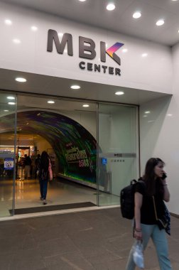 BANGKOK THAILAND-30 Aralık 2019MBK Merkezi, Bangkok Tayland 'da büyük bir alışveriş merkezidir. Sekiz katlı merkezde yaklaşık 2000 dükkan restoranı bulunuyor..