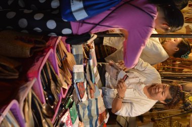 Chiang Mai Yürüyen Sokak CHIANG MAI THAILAND-12 HAZİRAN 2020 İpek seramikten yapılmış bir el işi pazarı veya sanat ve yemek Taylandlı turistler ve yabancılar yürümeyi ve alışveriş yapmayı seviyor.