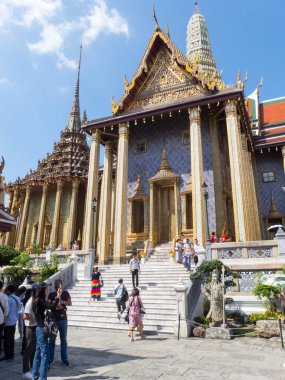 Zümrüt BuddhabANGKOK 'un Wat Phra Kaew Tapınağı. 30 Ekim 2018 Tayland Tarihi Tarihi. Dünyanın dört bir yanından gelen turistler ziyaret etmeyi özlemiyor. BANGKOK THAILAND-30 Ekim 2018