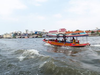 Chao Phraya Nehri BANGKOK THAILAND-31 ARALIK 2018 Bangkok ve gemi Chao Phraya Nehri 'nde denize açılıyor. BANGKOK THAILAND-31 ARALIK 2018.