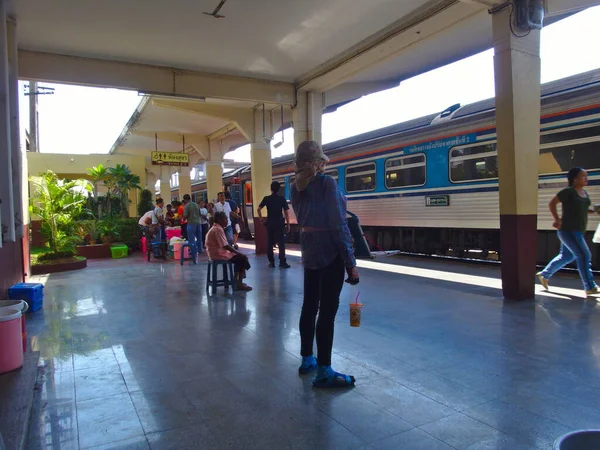 Nakhon Ratchasima Σιδηροδρομικός Σταθμός Μαρτιου 2019 Επιβάτες Που Ταξιδεύουν Τρένο — Φωτογραφία Αρχείου