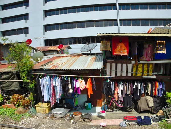 BANGKOK THAILAND-08 Nisan 2019 Bangkok 'ta demiryolu hattı boyunca yaşayanların evleri ve toplulukları çoğunlukla fakir..