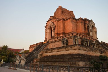 Wat Chedi Luang tapınağı, Phaya Saen Mueang döneminde inşa edilen Mangrai Hanedanı Kralı Rama Vii 'nin bu tapınağın 1928 - 1945 yılları arasında inşa edilmesi gerektiği varsayılır..