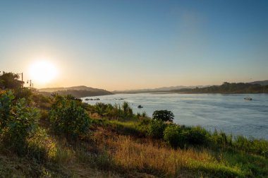 Alacakaranlıktaki Mekong Nehri 'nin manzarası.