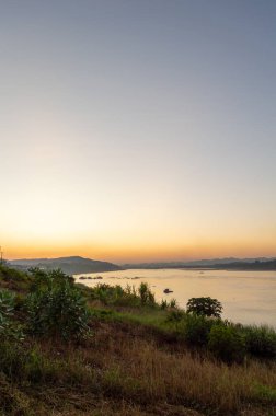 Alacakaranlıktaki Mekong Nehri 'nin manzarası.
