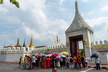 Zümrüt BuddhaBANGKOK 'un Wat Phra Kaew Tapınağı. Tayland' ın 2019. yıldönümü. Dünyanın dört bir yanından gelen turistlerin ziyaret etmeyi özlemediği yer..