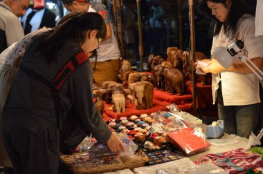 Chiang Mai Yürüyen Sokak CHIANG MAI THAILAND-12 HAZİRAN 2020 İpek seramikten yapılmış bir el işi pazarı veya sanat ve yemek Taylandlı turistler ve yabancılar yürümeyi ve alışveriş yapmayı seviyor.