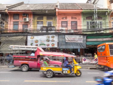 Bang Rak BANGKOKTHAILAND-01 AĞUSTOS 2018 Bangkok 'un antik ticari bölgesinde renkli binalar bulunmaktadır. 01 Ağustos 2018 'de Tayland' da