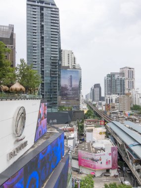 EmQuartier Alışveriş Merkezi BANGKOKTHAILAND-18 AĞUSTOS 2018 Büyük alışveriş merkezi Emporium Alışveriş Kompleksinin karşısındaki Sukhumvit Yolu 'nda yer almaktadır. 18 Ağustos 2018 'de Tayland' da.