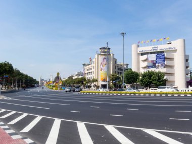 Radchadumnern Rd BANGKOK THAILAND-13 ARALIK 2018 Yolun uzun bir tarihi var ve Khaosan Yolu. BANGKOK THAILAND 13 ARALIK 2018