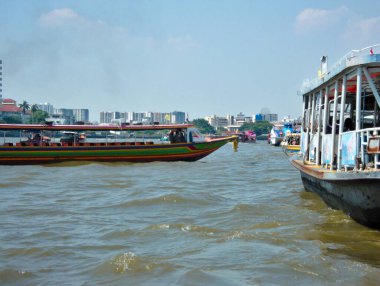 BANGKOK THAILAND-08 Nisan 2019Chao Phraya yolcu gemisi ve feribotları nehrin ortasından geçiyor.